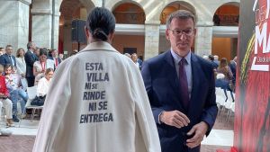 Begoña Villacís se cruza con Alberto Núñez Feijóo en los actos institucionales con motivo del 2 de mayo.