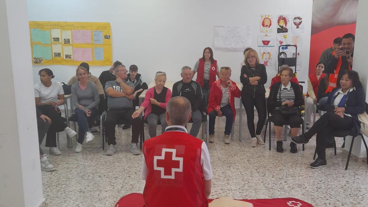 Uno de los talleres sobre primeros auxilios por el Día de Cruz Roja en Elche