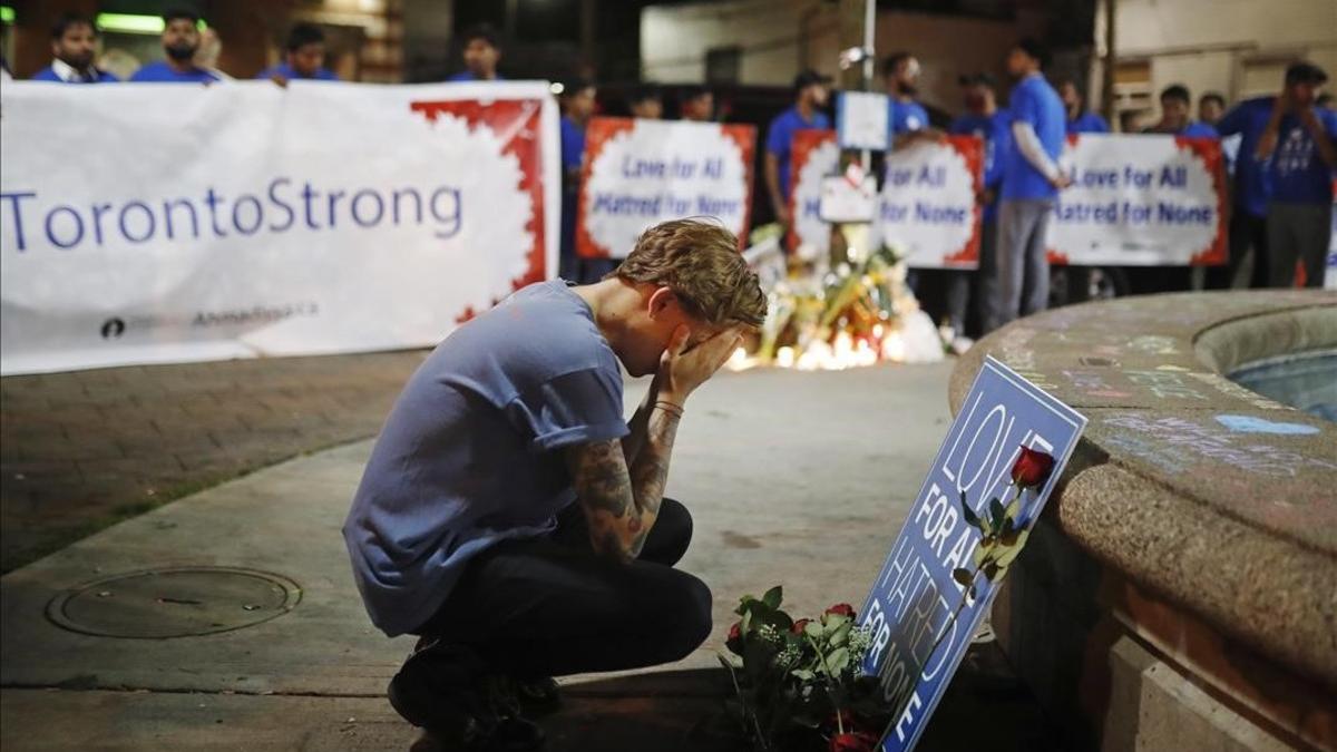 Un hombre en una vigilia en recuerdo de las víctimas del tiroteo en Toronto.