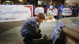 undefined44428810 a man reacts at a vigil in remembrance of the victims of a s180725131754