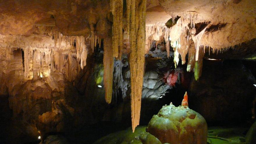 Interior de la gruta, on es pot apreciar que algunes de les estalactites i estalagmites són veritables blocs de roca