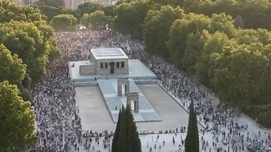 Miles de personas vieron el eclipse de Sol desde el Templo de Debod