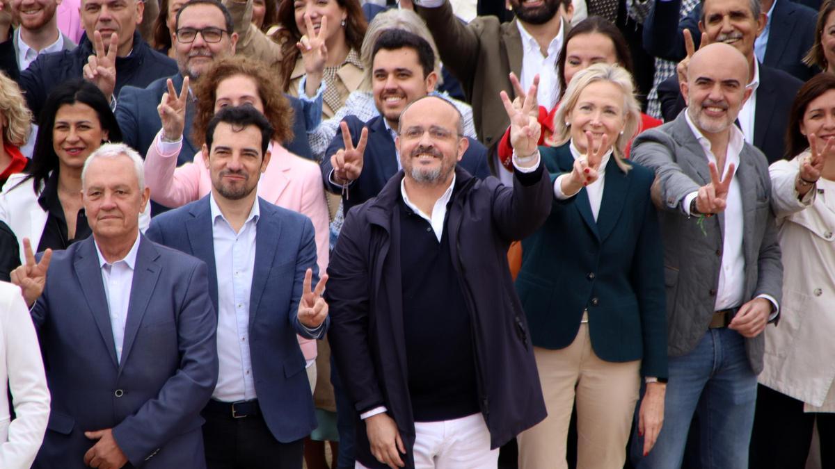 El cabeza de lista del PP para el 12-M, Alejandro Fernández, con otros miembro del PP en una foto de grupo.
