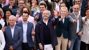 El cabeza de lista del PP para el 12-M, Alejandro Fernández, con otros miembro del PP en una foto de grupo.