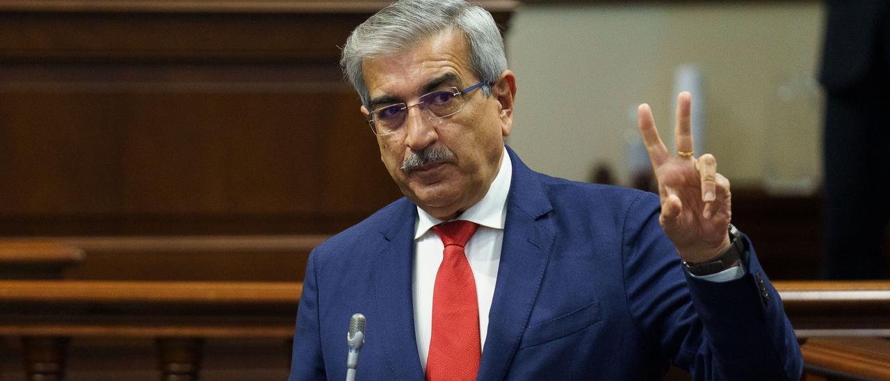 Román Rodríguez, en el pleno del Parlamento.