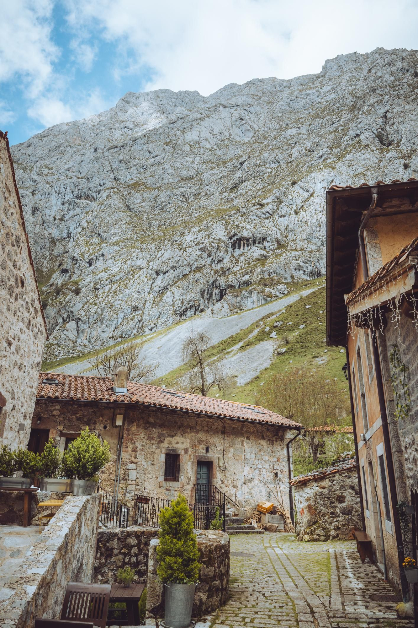 Un pueblo encantador dividido en un barrio alto y un barrio bajo, ambos encantadores