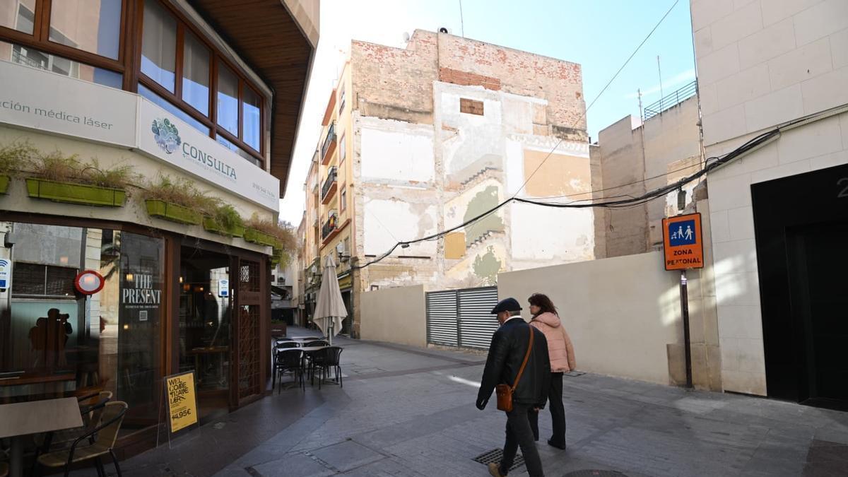 El solar donde se levantaba la antigua Banca Peral.