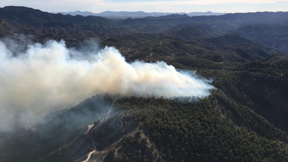 El Plan Informur se moviliza para apagar un incendio en el monte Miravete