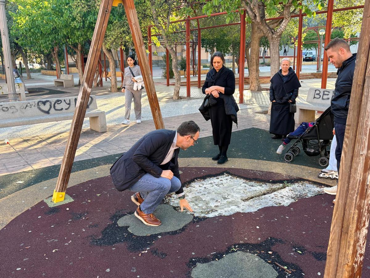 El portavoz Héctor Díez señala las deficiencias de un parque de Los Palmerales