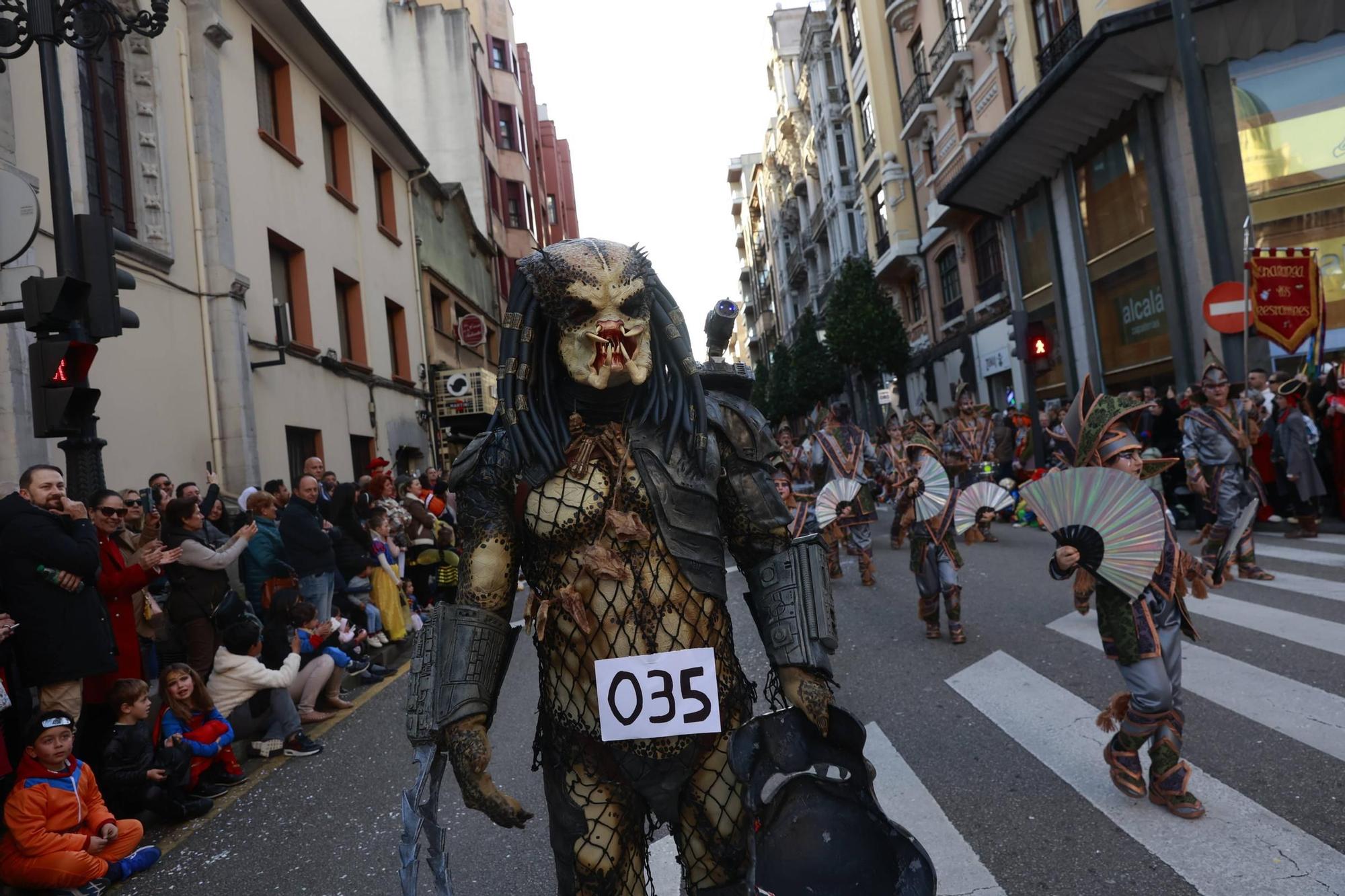 El Carnaval llena de color y alegría las calles de Oviedo