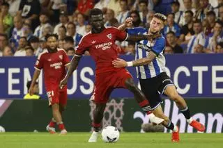Marcos salva al Espanyol en un duelo con más polémica que fútbol