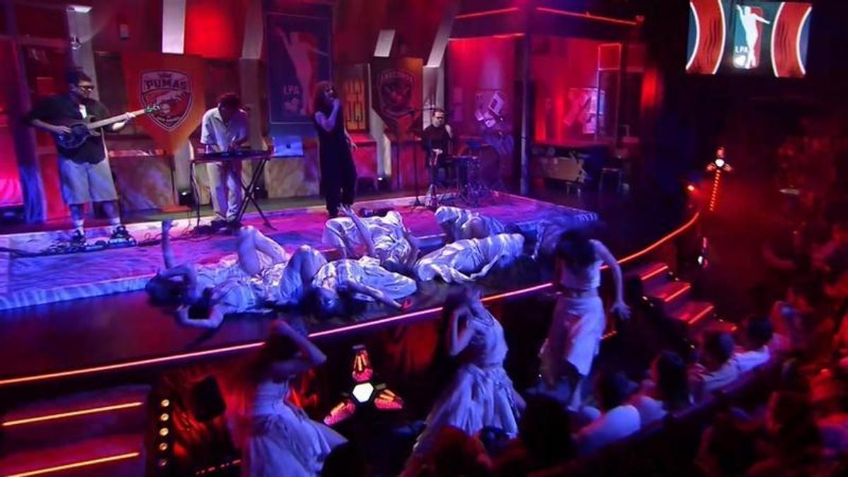 Actuación del grupo emeritense Cervatana, anoche, en La Revuelta.