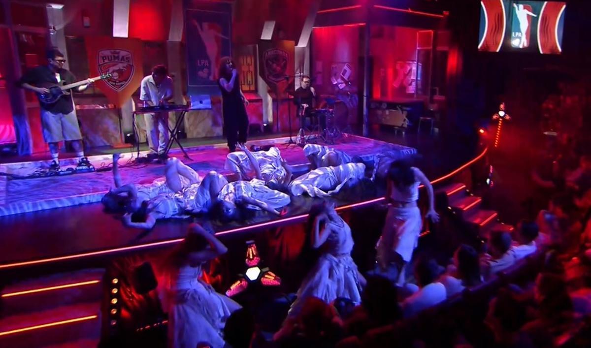 Actuación del grupo emeritense Cervatana, anoche, en La Revuelta.