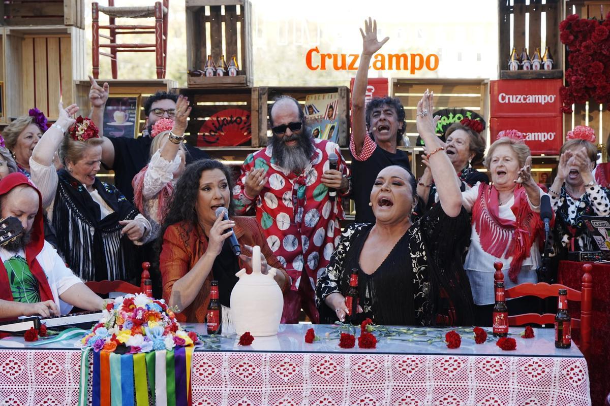 Califato 3/4, responsables del arreglo musical, lideran esta creación colectiva en la que participan Falete, Tomasito, la Asociación de Mujeres Coro Azahar de Cantillana y el creador de contenido Malacara