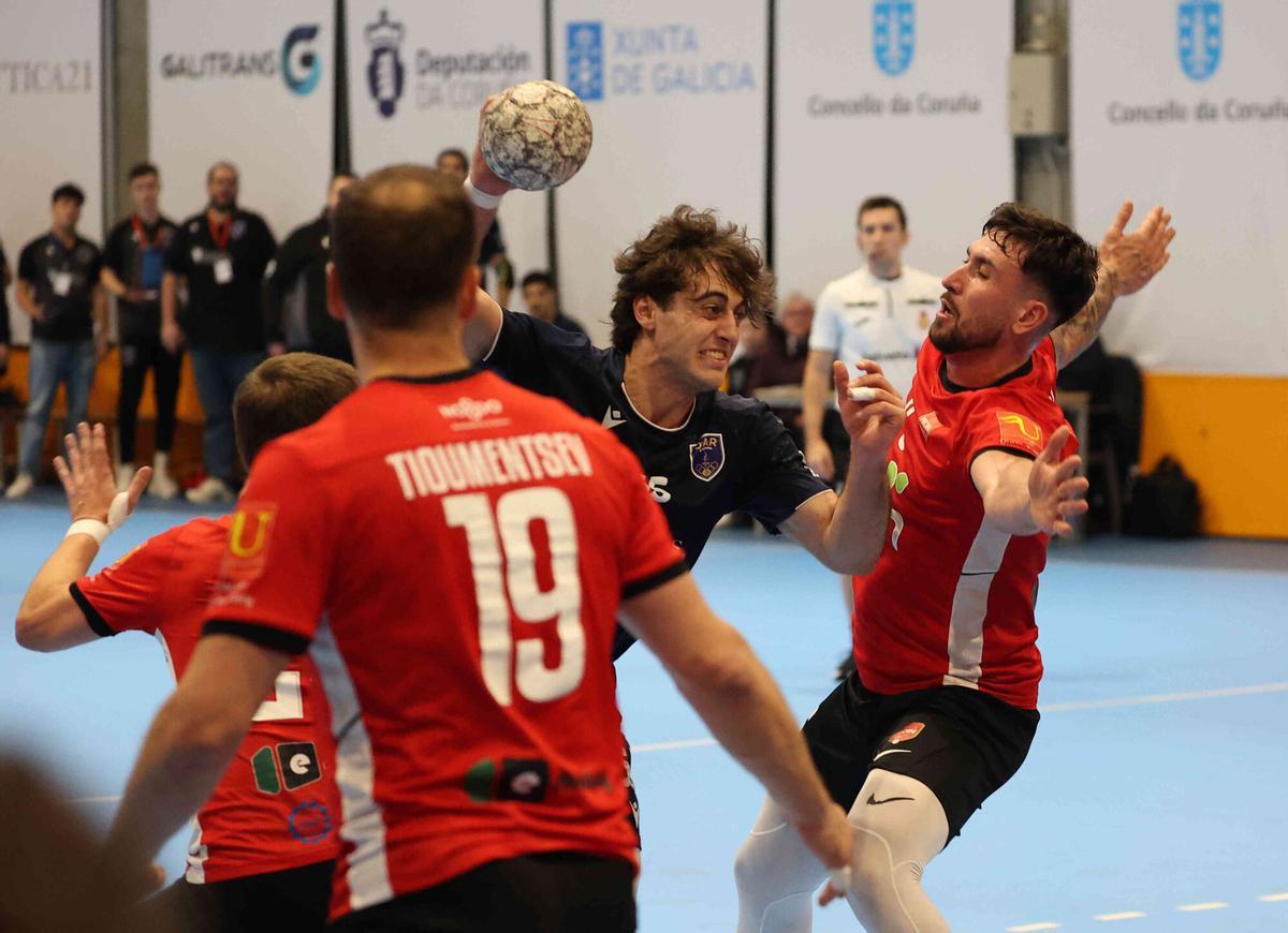 Luisma de Goya intenta un lanzamiento entre varios jugadores del Proin Sevilla en la primera vuelta.