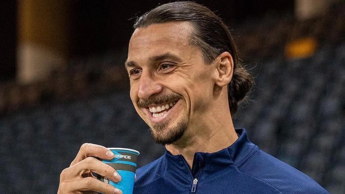 Ibra sonríe de oreja a oreja durante el entrenamiento