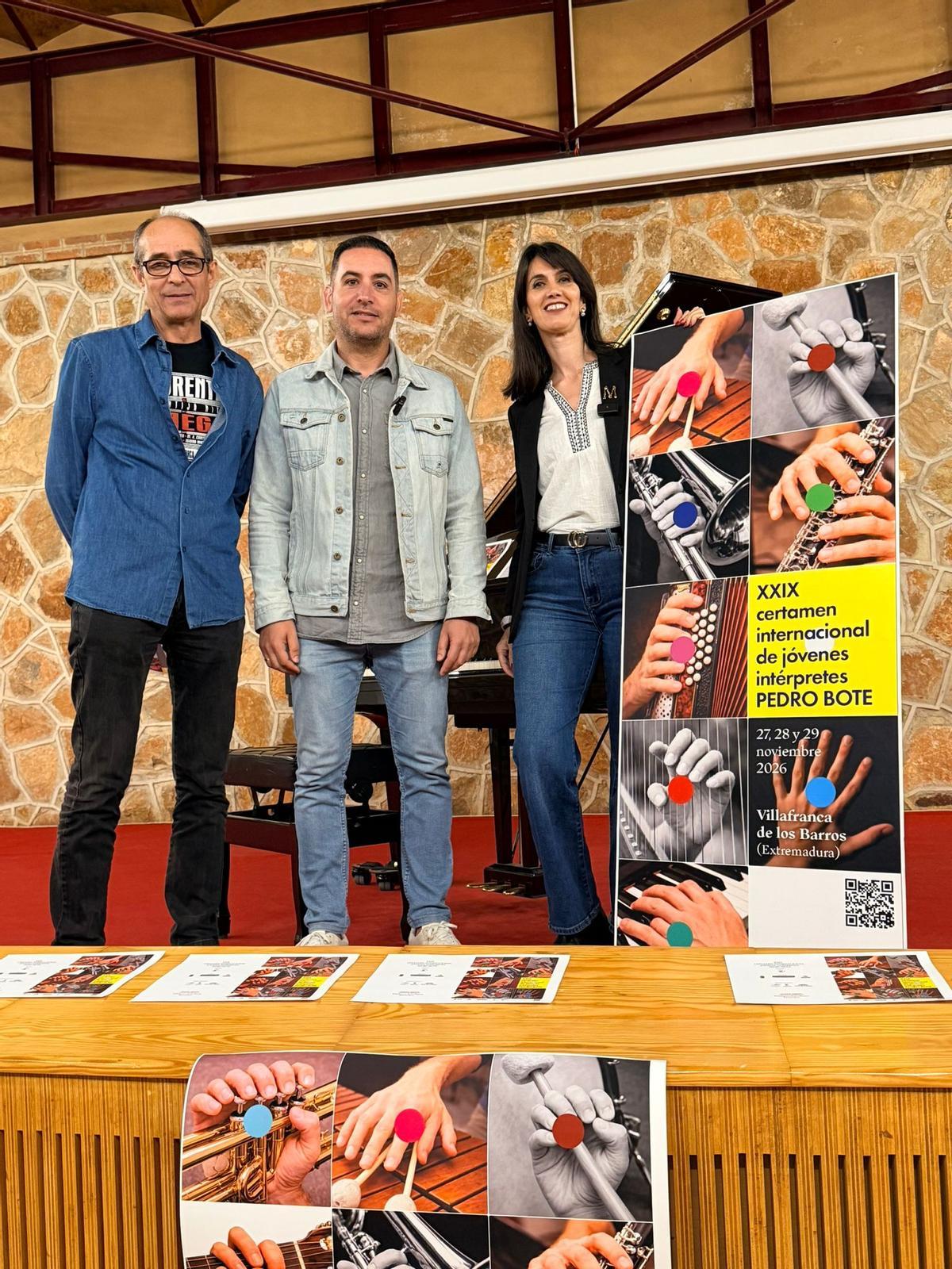 Fernando Clemente, Javier Pardo y Míriam García, junto al cartel anunciador del certamen.