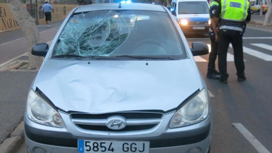 El vehículo implicado en el atropello, con los daños en el parabrisas y el capó por el accidente.