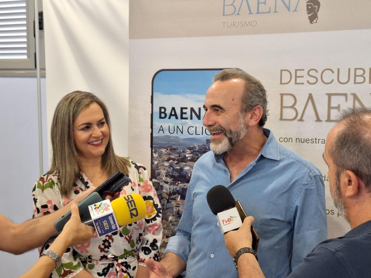 La alcaldesa de Baena, María Jesús Serrano, junto al actor baenense Antonio Reyes y el productor audiovisual Antonio Galisteo.