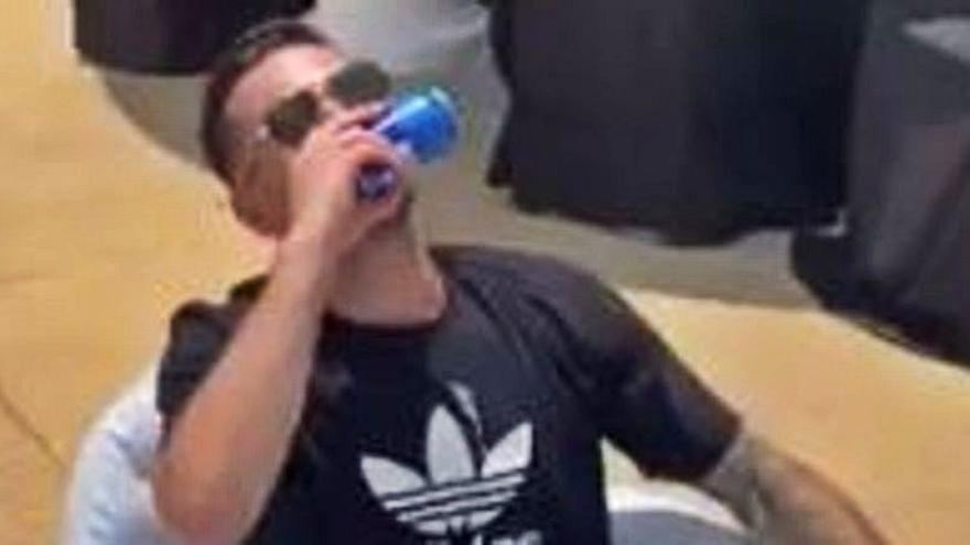 J.J. Redick se bebe una lata de cerveza de un solo trago.