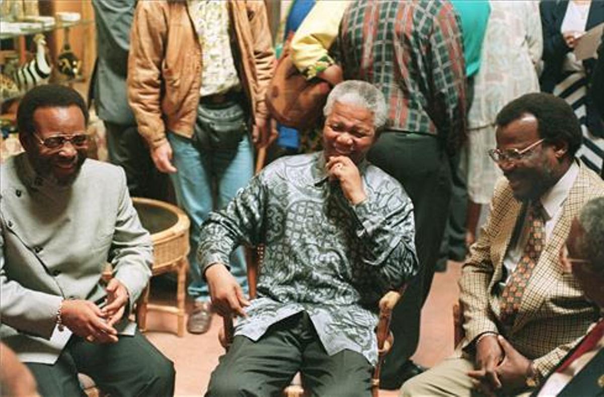 El rey zulú acompaña al presidente Nelson Mandela en 1995.