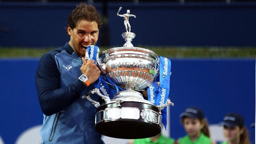 Rafa Nadal con el último trofeo conquistado: el Conde de Godó.