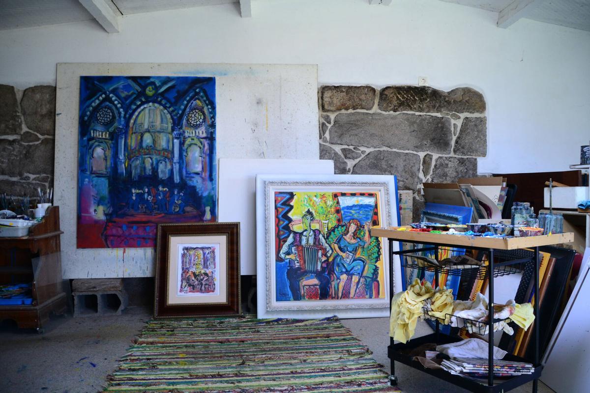 El pintor José María Barreiro en su casa-estudio de Bueu