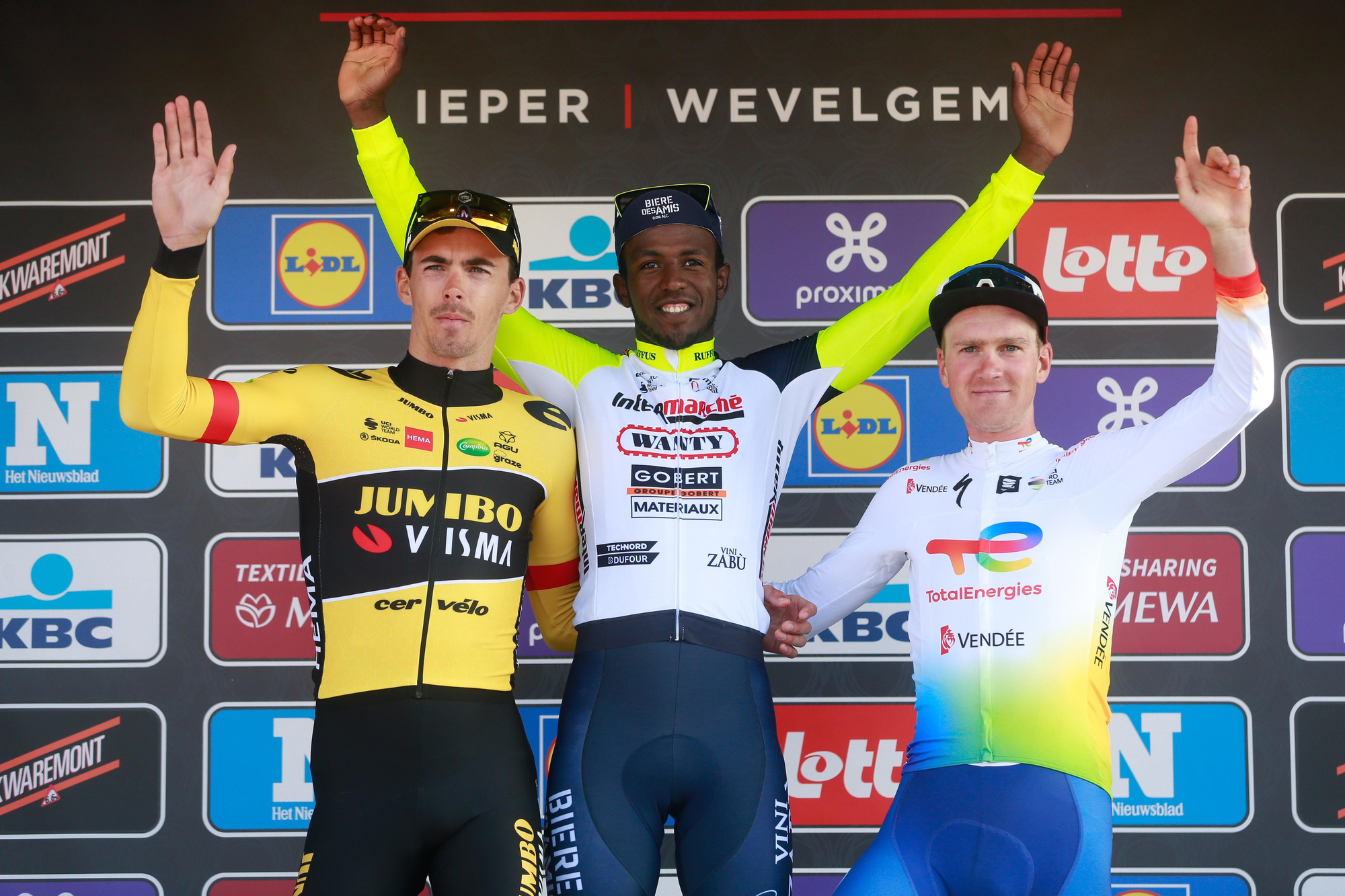 Biniam Girmay, escoltado por Christophe Laporte (izquierda) y Dries Van Gestel en el podio de Gante-Wevelgem, este domingo.