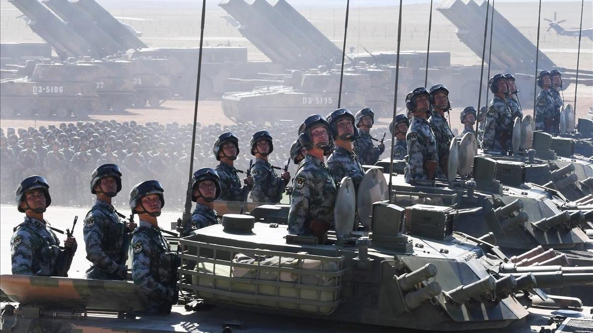 Tanques chinos durante un desfile militar.