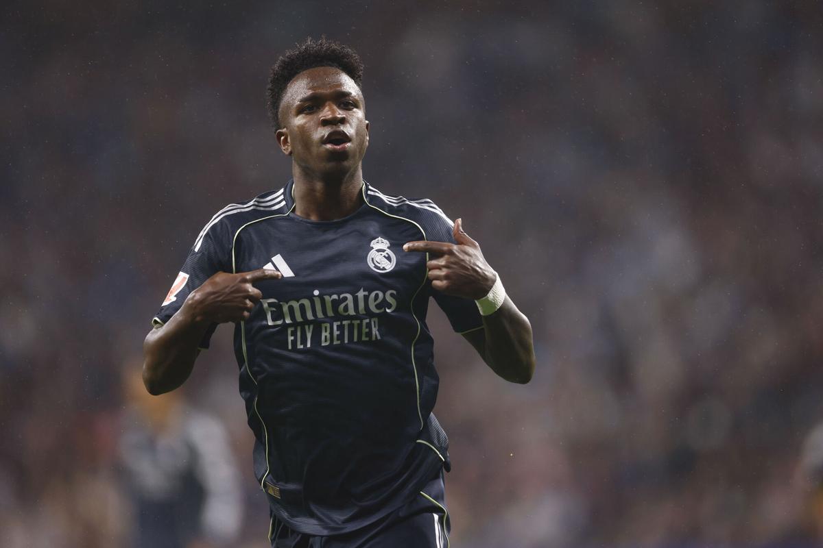 BARCELONA, 03/05/2025.- El delantero del Real Madrid Vinicius Junior celebra tras marcar el 0-2, durante el partido de LaLiga de fútbol que RCD Espanyol y Real Madrid disputan este domingo en el RCDE Stadium, en Barcelona. EFE/Quique García