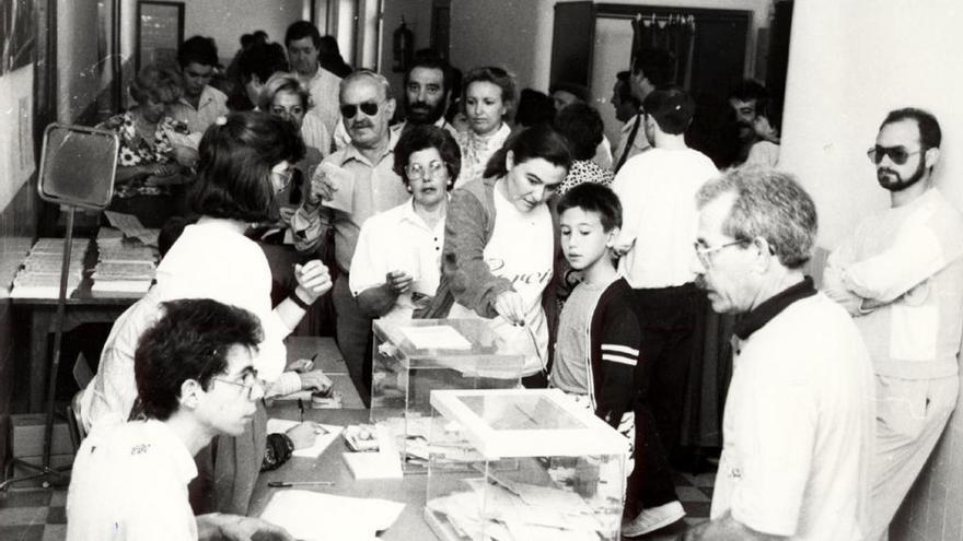 Personas votando durante las elecciones del 15 de junio de 1977.