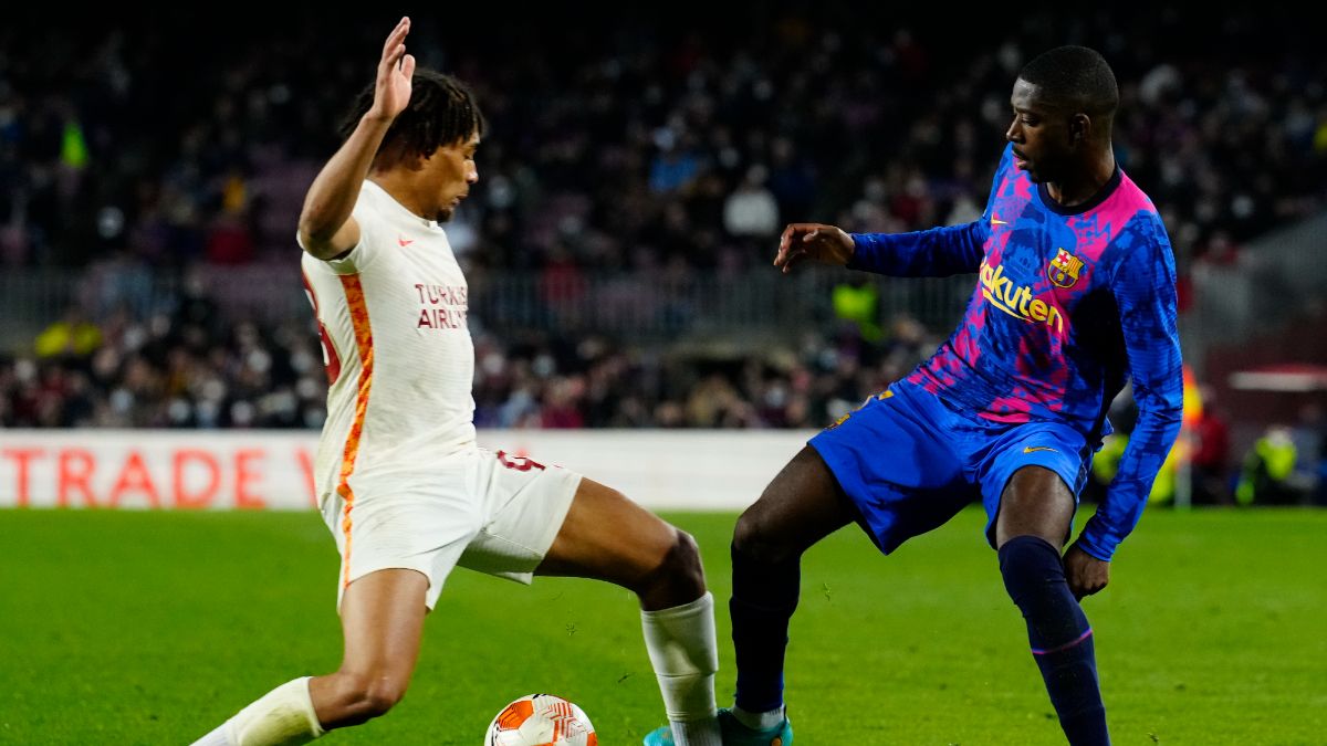 Boey, disputando un balón con Dembélé en un partido de Europa League