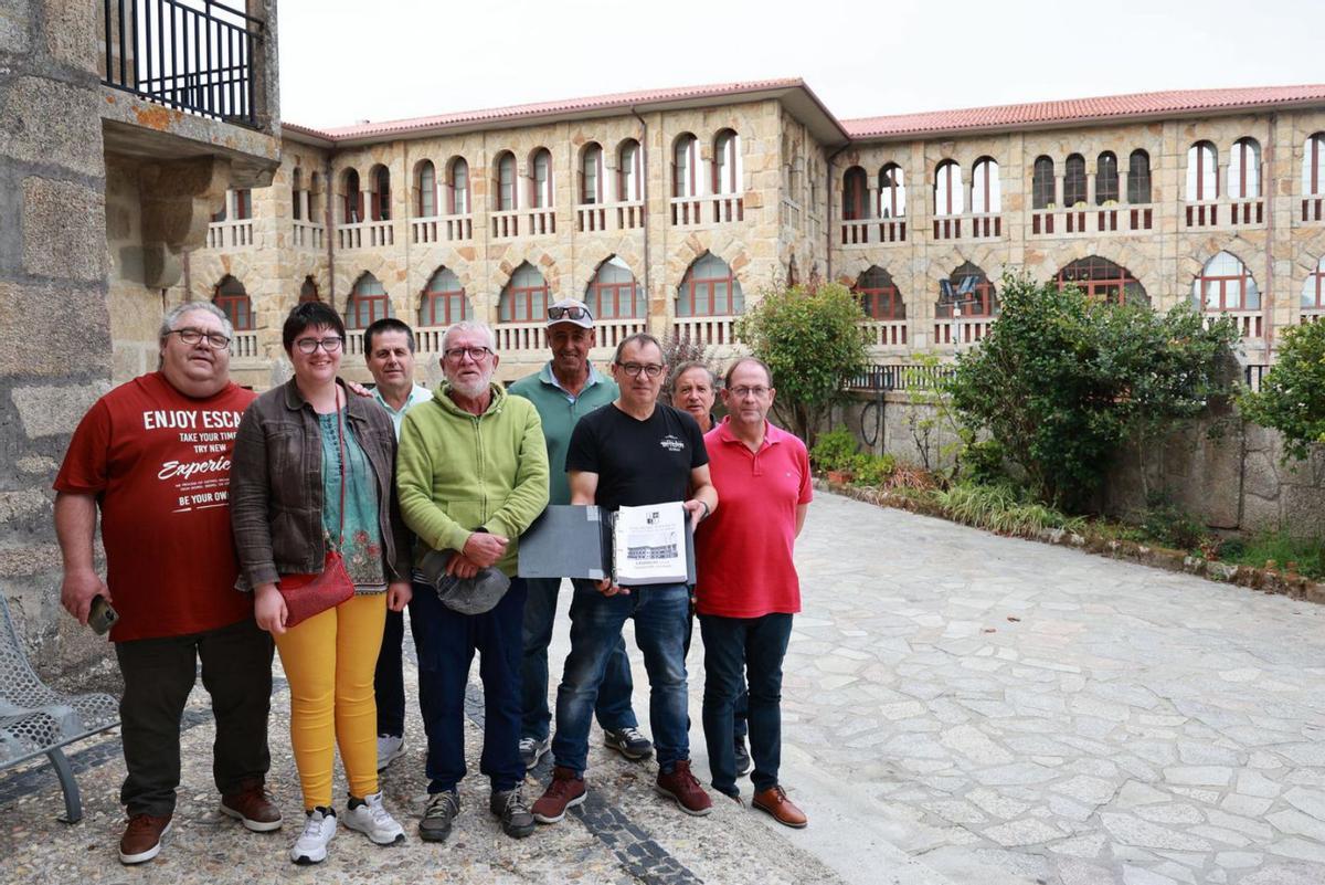 Integrantes de la comisión de exalumnos que organizan los actos del 50 aniversario del Colegio Panxón del Instituto Social de la Marina, con el libro conmemorativo. Orfanato Panxón. 10 octubre 2025. Jose Lores