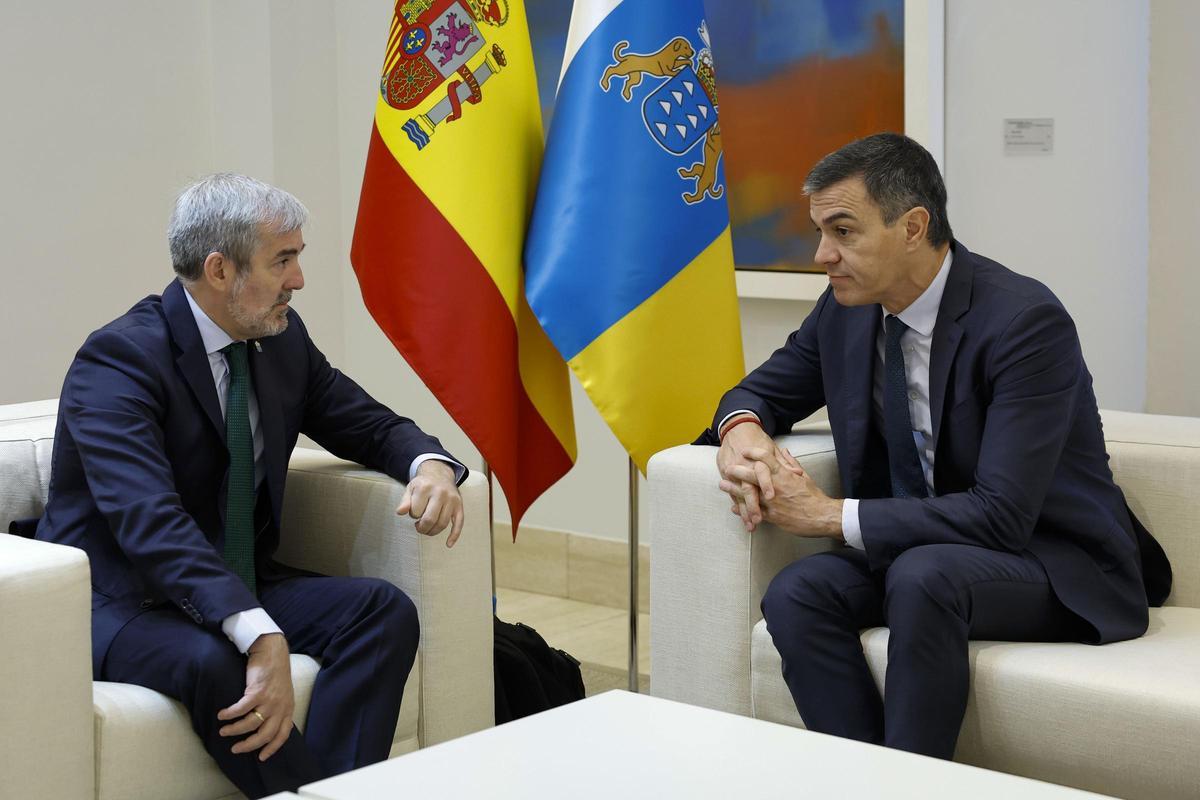 El jefe del Ejecutivo, Pedro Sánchez, se reúne con el presidente de Canarias, Fernando Clavijo.