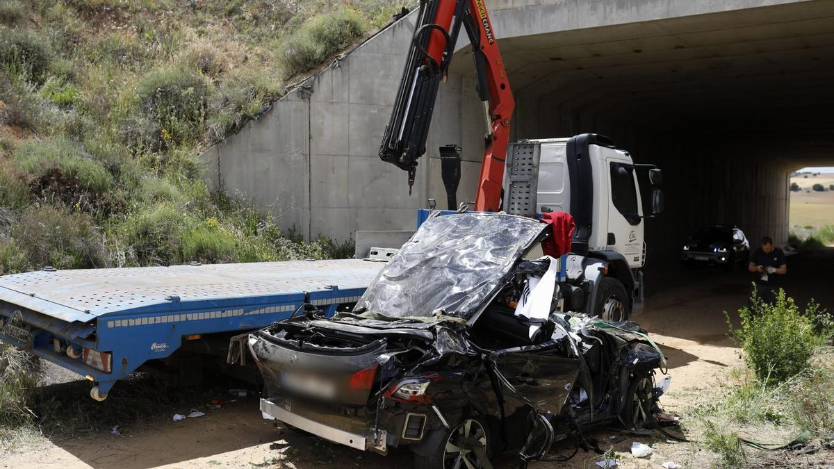 Accidente mortal en Zamora: dos fallecidos tras caer por un puente de la A-66 en el término de Corrales del Vino.