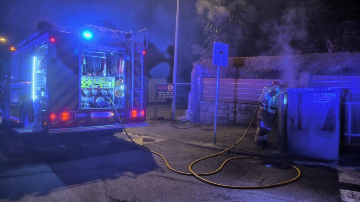Los bomberos de Oleiros extinguen un incendio en un contenedor en Santa Cristina.
