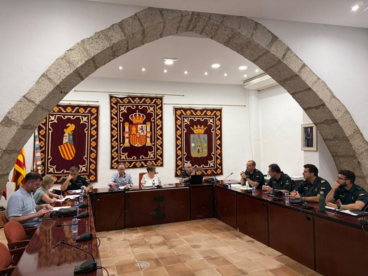 Foto de la junta local de seguridad celebrada en el ayuntamiento de Alcalà de Xivert.