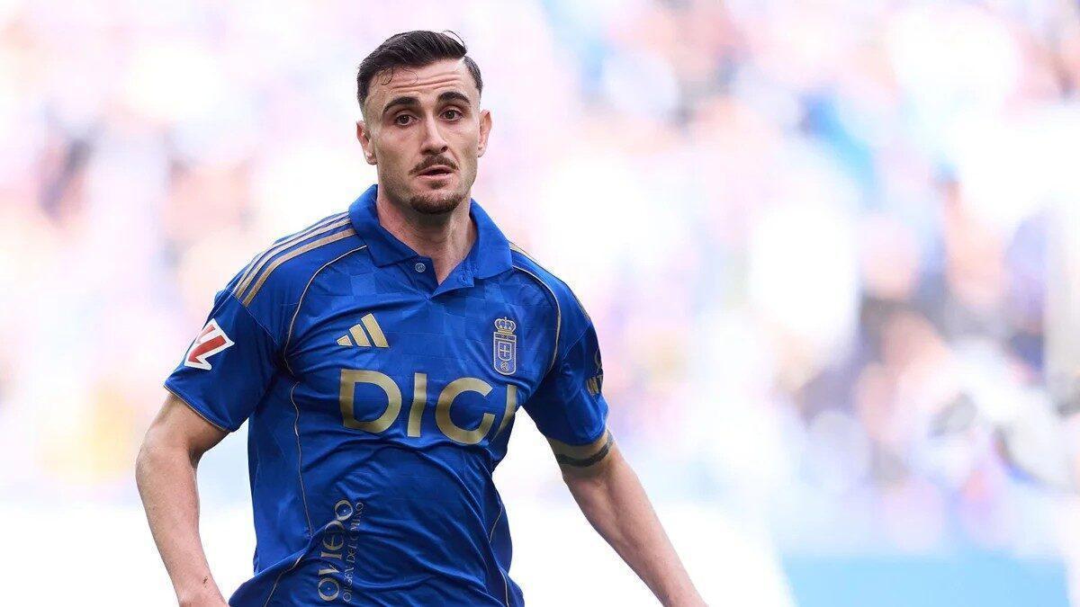 Álex Forés, durante un encuentro en Primera División con el Oviedo, donde militaba cedido en la 2025-2026.