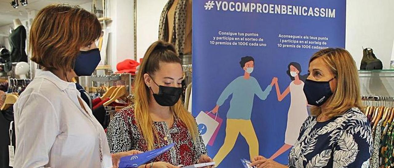 La alcaldesa, Susana Marqués (d), en una de las tiendas adheridas a la campaña. | MEDITERRÁNEO