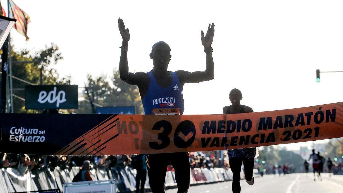 Abel Kipchumba, al cruzar primero la línea de meta en el Medio Maratón de València