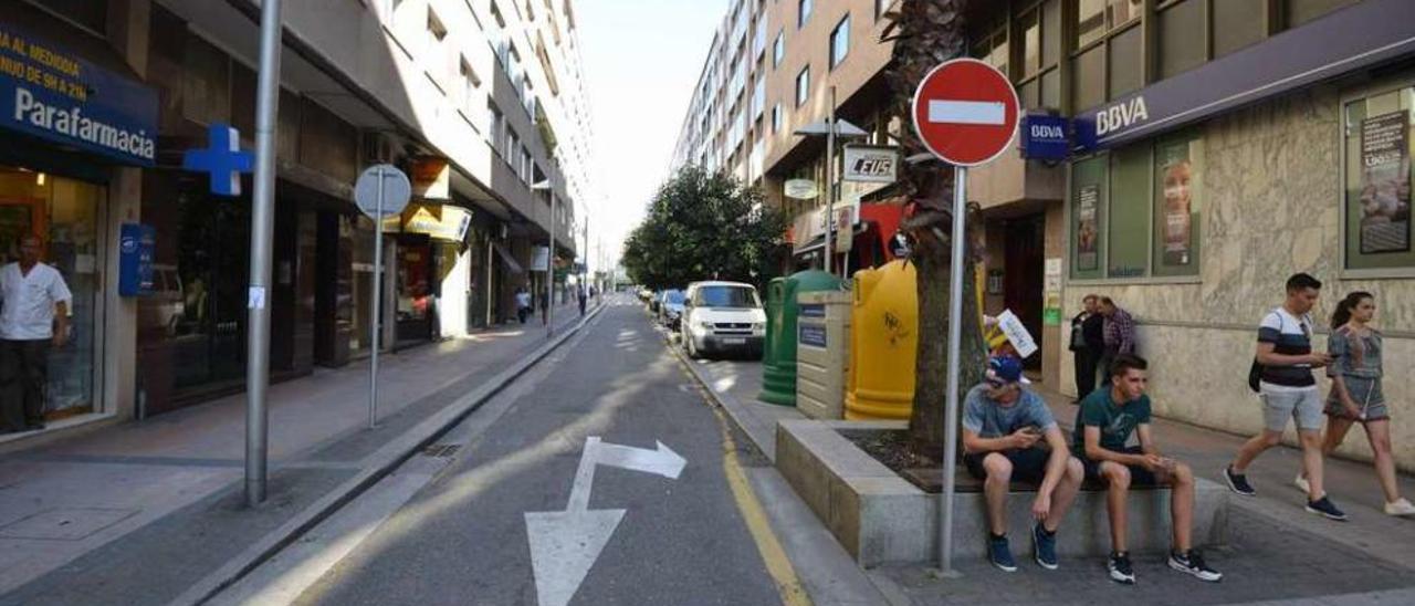 Calle Cruz Gallástegui, que es prioritaria en la reforma del centro urbano. // G. Santos