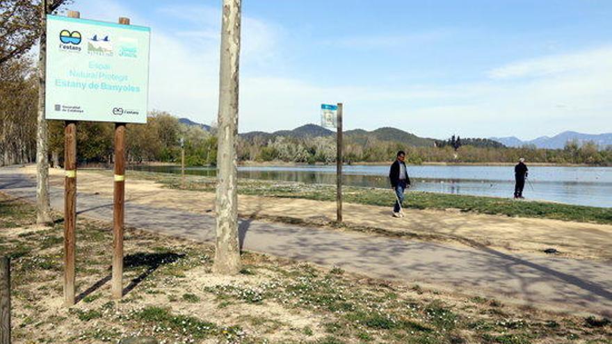 Un cartell informa que l&#039;Estany de Banyoles és un espai protegit.