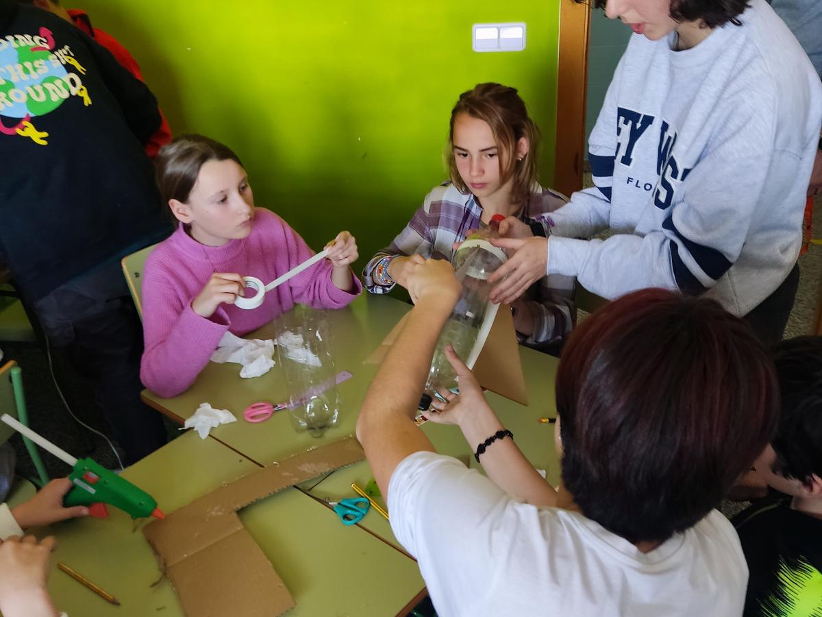 Talleres en el CEIP Montecanal con alumnado de 6º de primaria.