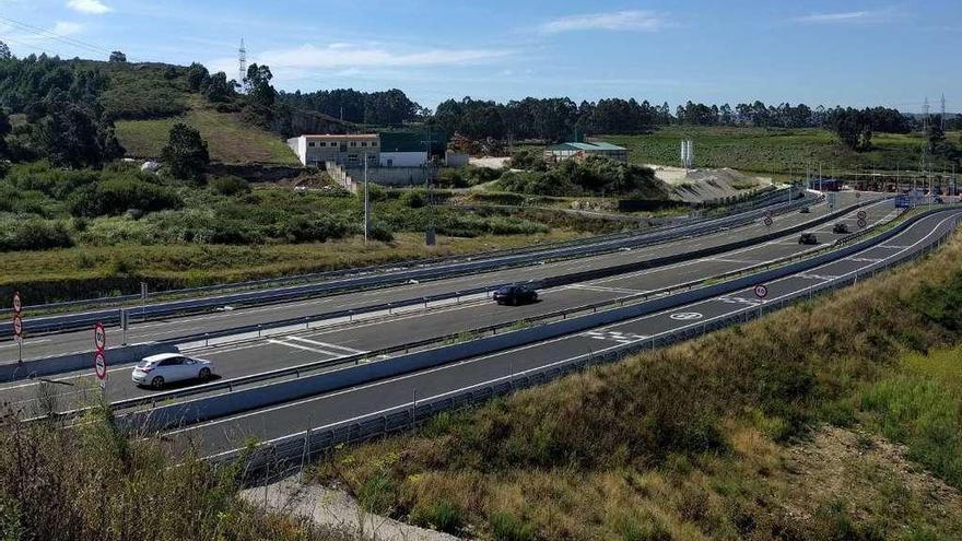 Vista de la AG-55 y de la cantera de O Moucho, situadas al lado de donde está proyectada la planta de residuos.