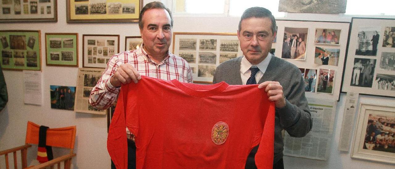 José Luis y Francisco Cristóbal, hijos de Luis Cid Carriega, muestran la camiseta de El Brujo del día de su estreno internacional con la Selección Española.