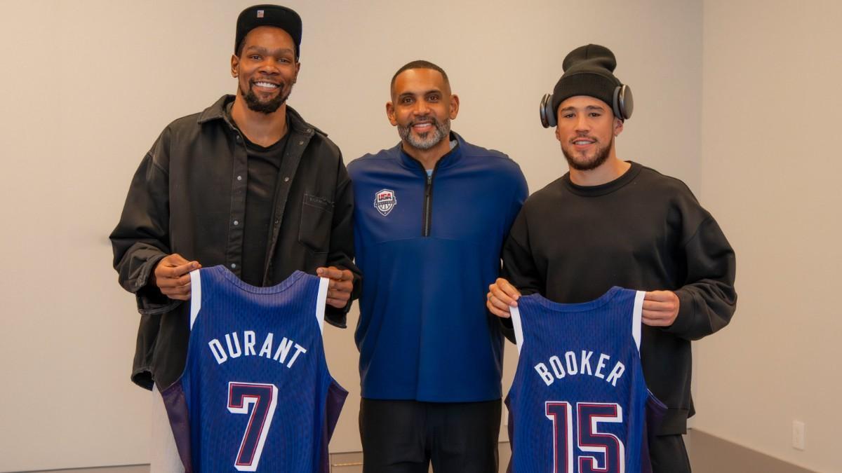 Kevin Durant y Devin Booker, compañeros en los Phoenix Suns y en el Team USA