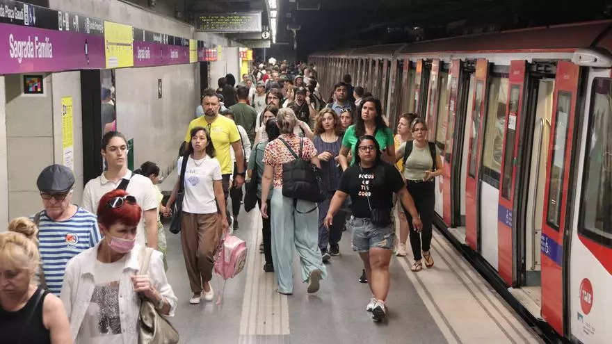 Primer día laborable con cortes en el metro de Barcelona por obras: "Afectan, pero es por una mejora de la ciudad"