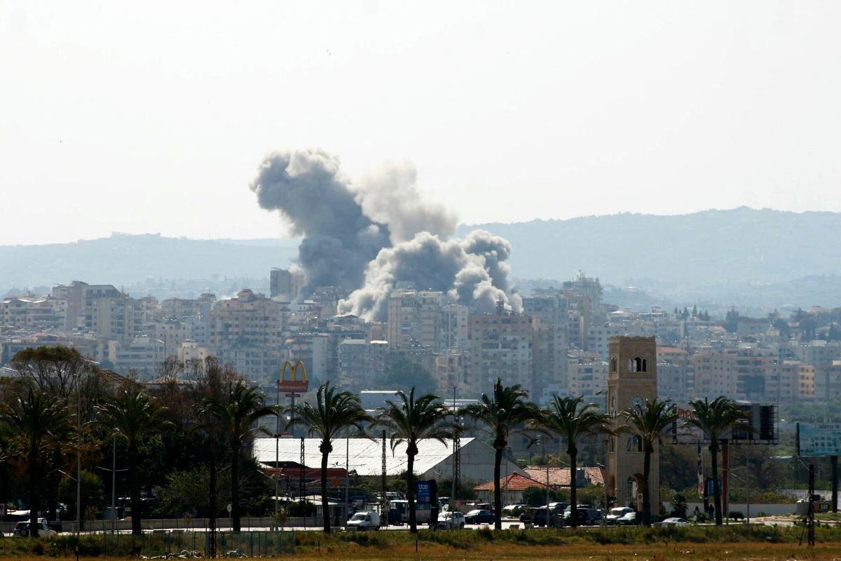 Fum per un bombardeig israelià prop de la ciutat de Tir, en el sud del Líban, aquest dimarts.