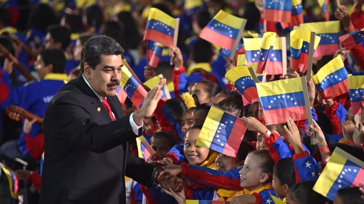 El presidente de Venezuela, Nicolás Maduro, saluda a los niños a su llegada a la ceremonia de inauguración de su segundo mandato en la Corte Suprema de Justicia en Caracas.