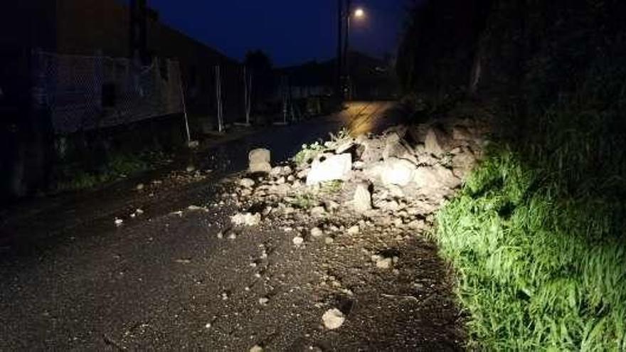 Desprendimiento de piedras en un vial de Broullón.